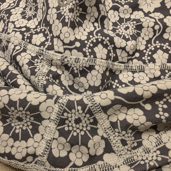 🌸 Lululemon Floral Crop Leggings Size 6 | Grey & White Print - Picture 10 of 10